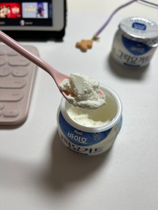 매일바이오 그릭요거트 오리지널 플레인 4개, 로스터리 커피믹스 4개 — 3.5점을 준 리뷰어가 2021년 12월 올린 사용 사진