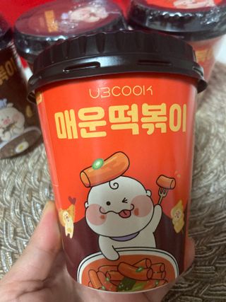 유비쿡 컵떡볶이 매운컵떡볶이2개/ 짜장컵떡볶이 2개  총 4개세트 — 5점을 준 리뷰어가 2021년 4월 올린 사용 사진