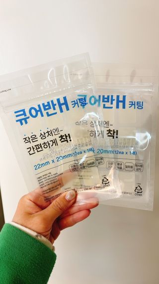 [큐어반H 커팅] 간편하게 떼서 쓰는 자외선차단 습윤밴드 (1팩/30매입) — 5점을 준 리뷰어가 2022년 12월 올린 사용 사진