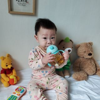 유비맘 트라이탄 코니빨대컵_컬러 랜덤 발송 — 5점을 준 리뷰어가 2021년 3월 올린 사용 사진