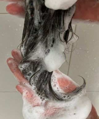 프리마인 더이상 뻣뻣하고 효과없는 탈모샴푸는 NO. 근본부터 케어하는 셀베이스 그린티샴푸(500ml) — 4점을 준 리뷰어가 2023년 4월 올린 사용 사진