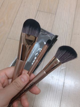 [툴앤썸] 라운드 파운데이션 브러시+사선 쉐딩 브러시+블렌딩 브러시 — 5점을 준 리뷰어가 2021년 5월 올린 사용 사진