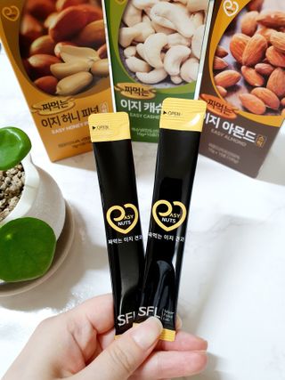 짜먹는 이지견과 짜먹는 이지아몬드, 짜먹는 이지허니피넛, 짜먹는 이지캐슈넛 각 10g X  10포 — 5점을 준 리뷰어가 2021년 3월 올린 사용 사진