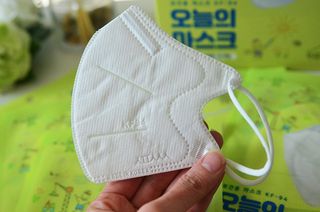 [심폐소생소] 오늘의마스크 KF94 소형 초등학생 어린이 마스크 — 5점을 준 리뷰어가 2022년 1월 올린 사용 사진