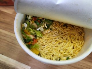 NISSIN 닛신 컵누들  4종 - 씨푸드오리지날, 씨푸드 스파이시, 씨푸드 커리, 씨푸드 XO소스 — 5점을 준 리뷰어가 2022년 4월 올린 사용 사진