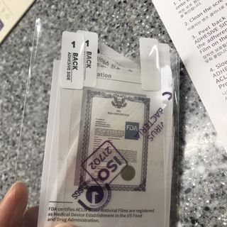 아클리브 Eco 항균 항바이러스 액정 보호필름(iPhone) — 4점을 준 리뷰어가 2022년 7월 올린 사용 사진