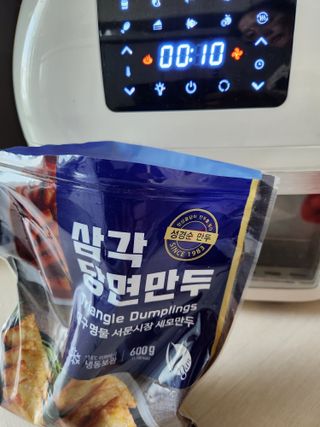 (주)성경순만두 곤약만두.콘치즈만두,삼각당면만두,당면 야끼만두,대구전통 납작만두,떡뽁이 매콤소스,달콤소스 — 5점을 준 리뷰어가 2023년 4월 올린 사용 사진