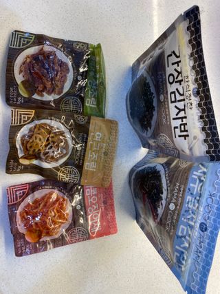 하나마이 [마마쿡] 전 청와대 천상현 셰프의 밑반찬  5종세트(소고기 장조림+연근조림+진미채+간장김자반+새우김자반) — 5점을 준 리뷰어가 2023년 4월 올린 사용 사진
