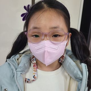 애니가드키즈 새부리형 KF94  5컬러 각 10매입 [화이트, 블랙, 크리미베이지, 코튼핑크, 그레이] 3-6세 — 5점을 준 리뷰어가 2022년 2월 올린 사용 사진
