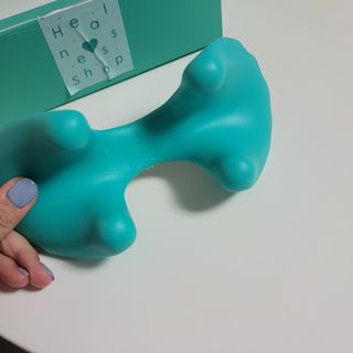 힐니스북 [힐마이넥]   거북목 통증완화를 위한 휴대용 목 안마기 — 5점을 준 리뷰어가 2022년 12월 올린 사용 사진