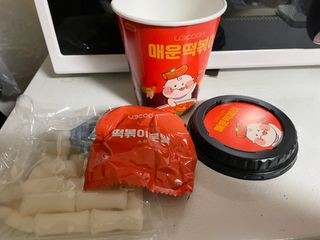 유비쿡 컵떡볶이 매운컵떡볶이2개/ 짜장컵떡볶이 2개  총 4개세트 — 5점을 준 리뷰어가 2021년 2월 올린 사용 사진