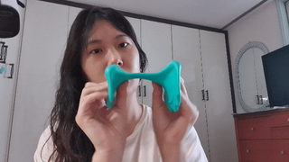 힐니스북 [힐마이넥]   거북목 통증완화를 위한 휴대용 목 안마기 — 5점을 준 리뷰어가 2022년 12월 올린 사용 사진