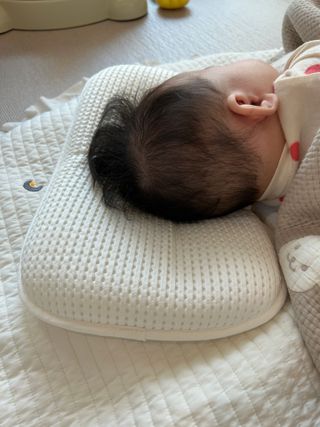 일상유희 newborn 뉴본필로우 아기두상관리베개 — 5점을 준 리뷰어가 2023년 1월 올린 사용 사진