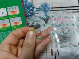 [큐어반H 스팟] 자외선 99프로 차단되는 스틱타입 스팟밴드(1팩 / 66매입) — 5점을 준 리뷰어가 2022년 11월 올린 사용 사진