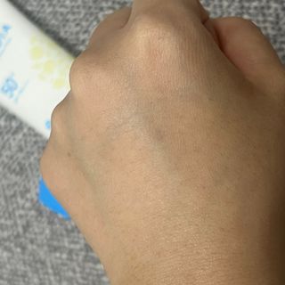 틱톡 [후르디아] 백탁NO! 화잘먹 수분광 선 에센스✨ — 5점을 준 리뷰어가 2023년 6월 올린 사용 사진