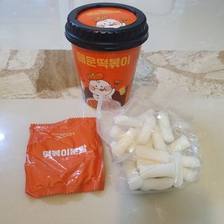 유비쿡 컵떡볶이 매운컵떡볶이2개/ 짜장컵떡볶이 2개  총 4개세트 — 5점을 준 리뷰어가 2021년 2월 올린 사용 사진
