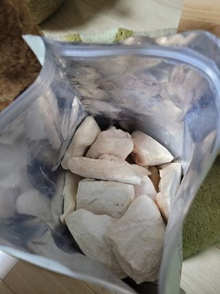 [펫시밀] 원물그대로 영양듬뿍 동결건조 왕북어트릿300g,왕치킨트릿400g,열빙어트릿300g 대용량 간식 — 5점을 준 리뷰어가 2023년 5월 올린 사용 사진