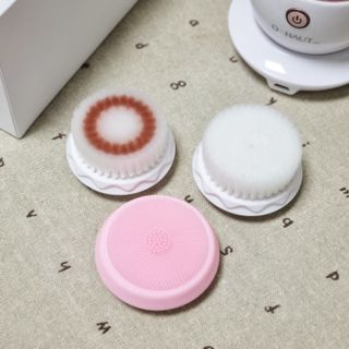 디하우트 랩 디하우트랩 클렌징 피부관리기 진동클렌저 실리콘+2종 인조모 브러시 — 4점을 준 리뷰어가 2021년 11월 올린 사용 사진