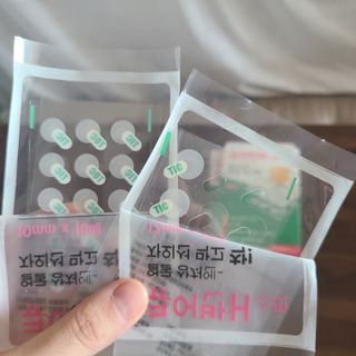 [큐어반H 스팟] 자외선 99프로 차단되는 스틱타입 스팟밴드(1팩 / 66매입) — 5점을 준 리뷰어가 2022년 12월 올린 사용 사진