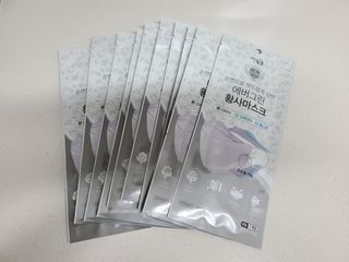 에버그린 순면 끈조절 KF80 마스크 - 화이트/블랙 컬러 대형 - 10매 — 5점을 준 리뷰어가 2021년 6월 올린 사용 사진