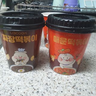 유비쿡 컵떡볶이 매운컵떡볶이2개/ 짜장컵떡볶이 2개  총 4개세트 — 5점을 준 리뷰어가 2021년 2월 올린 사용 사진