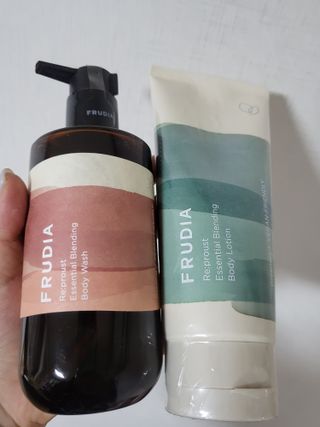 틱톡 [후르디아] 올리브영 아로마 비건 바디워시1종+바디로션1종 (그리너리) — 5점을 준 리뷰어가 2022년 12월 올린 사용 사진
