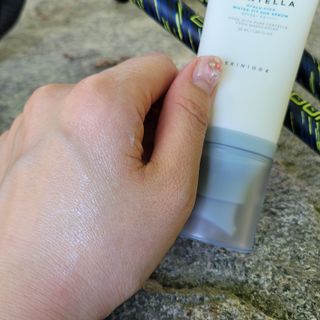 [스킨1004] 마다가스카르 센텔라 히알루-시카 워터핏 선세럼 50ml — 5점을 준 리뷰어가 2024년 5월 올린 사용 사진