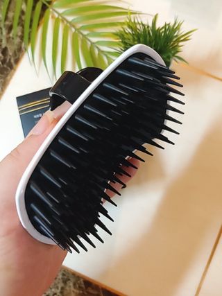 온가족 시원한샴푸 깨끗한두피 샴푸브러쉬 두피스케일링 히트팡블랙에디션 — 5점을 준 리뷰어가 2021년 8월 올린 사용 사진