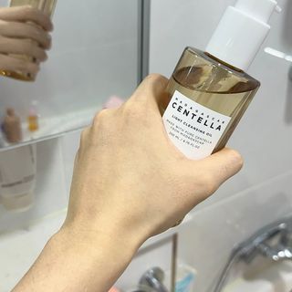 스킨1004 [SKIN1004] 마다가스카르 센텔라 라이트 클렌징 오일 200ml — 5점을 준 리뷰어가 2024년 7월 올린 사용 사진