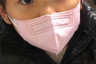 애니가드키즈 새부리형 KF94  5컬러 각 10매입 [화이트, 블랙, 크리미베이지, 코튼핑크, 그레이] 3-6세 — 5점을 준 리뷰어가 2022년 2월 올린 사용 사진