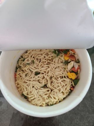 NISSIN 닛신 컵누들  4종 - 씨푸드오리지날, 씨푸드 스파이시, 씨푸드 커리, 씨푸드 XO소스 — 5점을 준 리뷰어가 2021년 11월 올린 사용 사진