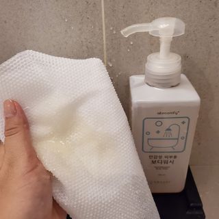 아토컴피 신생아도 사용가능한 무알러지 바디워시 & 여행키트 ( 독일 임상시험 완료 / 영유아 탑투토 워시 겸용 ) — 5점을 준 리뷰어가 2022년 9월 올린 사용 사진