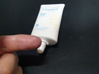 틱톡 [후르디아] 백탁NO! 화잘먹 수분광 선 에센스✨ — 5점을 준 리뷰어가 2023년 6월 올린 사용 사진