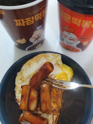 유비쿡 컵떡볶이 매운컵떡볶이2개/ 짜장컵떡볶이 2개  총 4개세트 — 5점을 준 리뷰어가 2021년 3월 올린 사용 사진