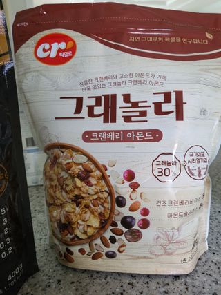 씨알푸드 씨알로 그래놀라 2종 후르츠+크랜베리 아몬드 — 5점을 준 리뷰어가 2022년 7월 올린 사용 사진