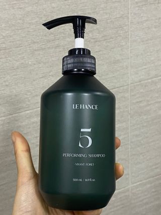 르핸스 퍼포밍 5 샴푸 비반트 포렛/베티버 포그 — 5점을 준 리뷰어가 2023년 3월 올린 사용 사진