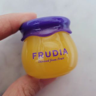 틱톡 [후르디아] 튼입술해결템 올리브영 블루베리 하이드레이팅 허니 립밤 — 5점을 준 리뷰어가 2024년 3월 올린 사용 사진