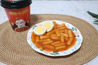 유비쿡 컵떡볶이 매운컵떡볶이2개/ 짜장컵떡볶이 2개  총 4개세트 — 5점을 준 리뷰어가 2021년 7월 올린 사용 사진