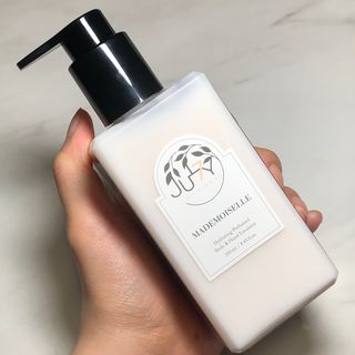 줄라이 모닝 _ JULY MORNING 줄라이모닝 하이드레이팅 퍼퓸드 바디앤핸드 에멀젼 — 5점을 준 리뷰어가 2022년 3월 올린 사용 사진