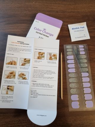 [네일가게] 햇빛에 닿으면 색이 변하는 신기한 햇살 반전 네일스티커 — 4점을 준 리뷰어가 2021년 8월 올린 사용 사진