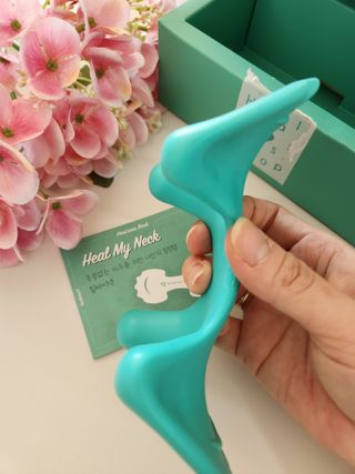 힐니스북 [힐마이넥]   거북목 통증완화를 위한 휴대용 목 안마기 — 5점을 준 리뷰어가 2022년 12월 올린 사용 사진
