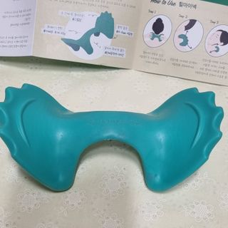 힐니스북 [힐마이넥]   거북목 통증완화를 위한 휴대용 목 안마기 — 5점을 준 리뷰어가 2022년 12월 올린 사용 사진
