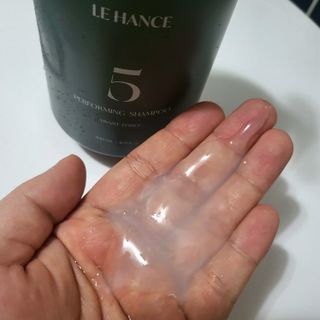 르핸스 퍼포밍 5 샴푸 비반트 포렛/베티버 포그 — 4점을 준 리뷰어가 2023년 3월 올린 사용 사진