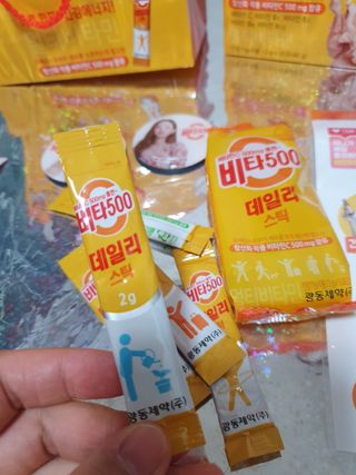 광동생활건강 [광동] 비타500데일리스틱 크리스마스 에디션 60포+20포 추가 증정&쇼핑백+스티커 gift — 5점을 준 리뷰어가 2021년 12월 올린 사용 사진