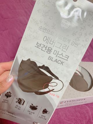 에버그린 순면 끈조절 KF80 마스크 - 화이트/블랙 컬러 대형 - 10매 — 5점을 준 리뷰어가 2021년 6월 올린 사용 사진