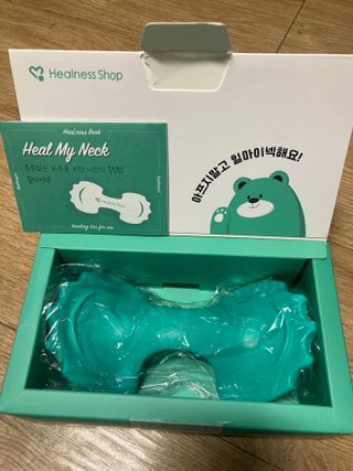 힐니스북 [힐마이넥]   거북목 통증완화를 위한 휴대용 목 안마기 — 5점을 준 리뷰어가 2022년 12월 올린 사용 사진
