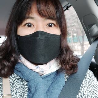 위케어 KF94 마스크 숨쉬기편한 귀안아픈마스크 국산원부자재 사용 식약처 승인 마스크 — 5점을 준 리뷰어가 2021년 2월 올린 사용 사진