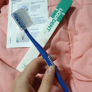리퀴덴트 오랄케어 온가족용 리퀴덴트 더더 오랄케어 무불소 치약 + 임상시험완료 이중 미세 엠보싱 칫솔 올데이세트 — 5점을 준 리뷰어가 2020년 12월 올린 사용 사진