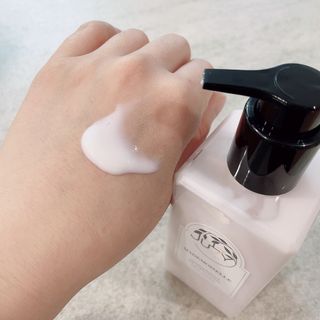 줄라이 모닝 _ JULY MORNING 줄라이모닝 하이드레이팅 퍼퓸드 바디앤핸드 에멀젼 — 5점을 준 리뷰어가 2021년 12월 올린 사용 사진