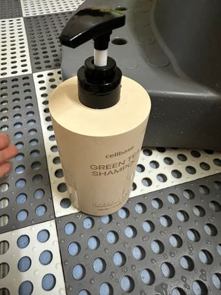 프리마인 더이상 뻣뻣하고 효과없는 탈모샴푸는 NO. 근본부터 케어하는 셀베이스 그린티샴푸(500ml) — 5점을 준 리뷰어가 2023년 3월 올린 사용 사진